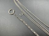 a close up of a silver chain with a clasp on it
