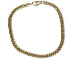 un bracelet à chaîne en or avec un fermoir sur fond blanc