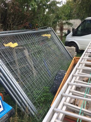 une voiture garée à côté d'un tas de vieilleries