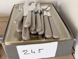 une boîte d'argenterie posée sur une table, avec une étiquette de prix