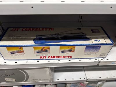 une boîte posée sur une étagère dans un magasin