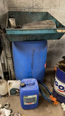 une poubelle bleue posée à côté d'une poubelle bleue