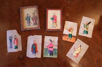 de nombreuses cartes sur lesquelles figurent des photos de personnes