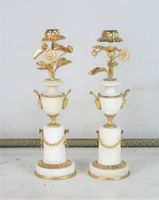 PAIRE DE BOUGEOIRS en marbre blanc et bronze doré à décor de…