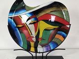 une sculpture en verre représentant le visage d'une femme, posée sur un socle