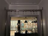 vue d'un magasin à travers la vitrine de ce même magasin