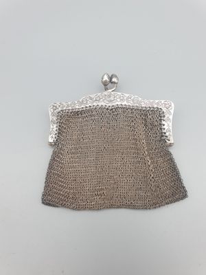 un sac à main ancien en maille d'argent, muni d'un fermoir en argent