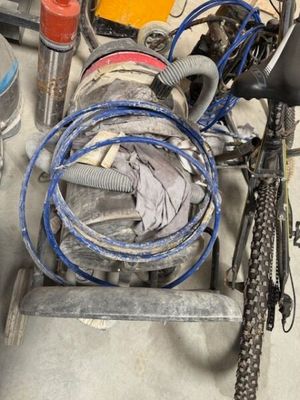 un vélo posé sur une table dans un garage