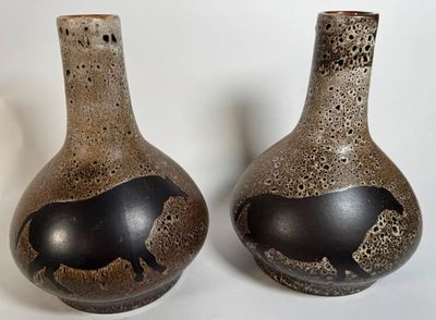 deux vases posés l'un à côté de l'autre sur une table