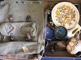 une boîte contenant un sac à dos et d'autres objets