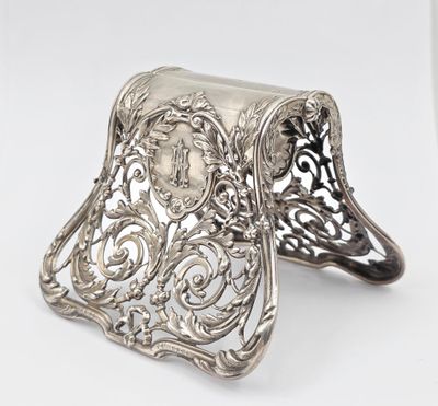 un porte-serviettes ancien en argent orné d'une horloge