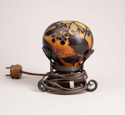 une photo d'un globe terrestre posé sur un socle et muni d'un cordon