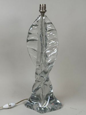 une photo d'une lampe en verre posée sur une table