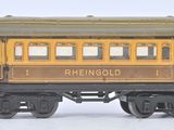 un wagon de train miniature posé sur une surface blanche