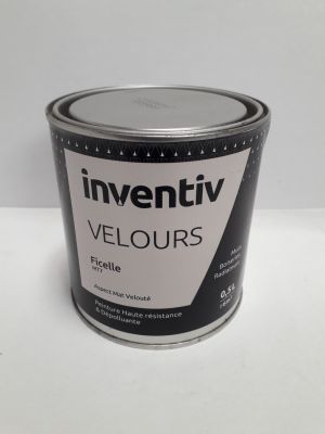 un gros plan d'un pot de peinture posé sur une surface blanche