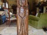 une statue représentant une femme tenant un bébé dans un salon