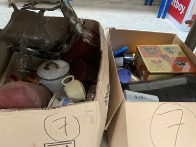 deux cartons remplis d'objets, posés par terre