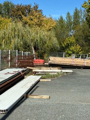 beaucoup de matériaux de construction sur le parking