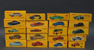 un grand nombre de petites voitures posées sur une table