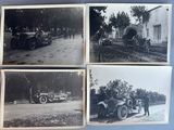 quatre photographies en noir et blanc de vieilles voitures garées sur le bord de la route