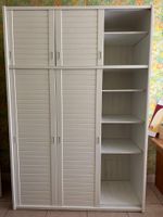 Armoire en contreplaqué blanc à deux niveaux et trois portes… (photo 4)