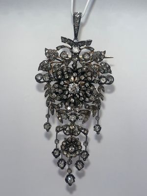 un gros plan d'un collier orné d'un bouquet de fleurs