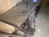 un banc en bois posé dans un coin d'une pièce
