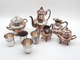 un assortiment d'argenterie comprenant une théière, des tasses et des soucoupes