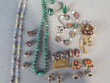 beaucoup de perles et de bijoux sur la table