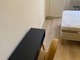 un petit bureau et une chaise dans un coin de la pièce