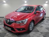 une voiture rouge garée dans un garage au sol en damier