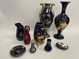 un grand nombre de vases posés sur une table