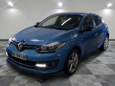 la voiture bleue est garée sur un sol en damier dans le garage