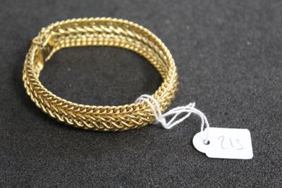 Gros plan sur un bracelet en or portant une étiquette
