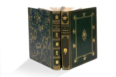 un vieux livre à la couverture verte posé sur une surface blanche