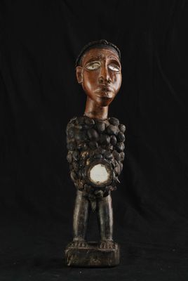 un gros plan sur la statue d'une personne tenant une horloge