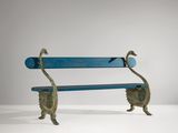un banc bleu sur lequel sont posés deux oiseaux