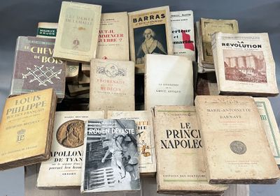 un grand nombre de livres posés sur une table