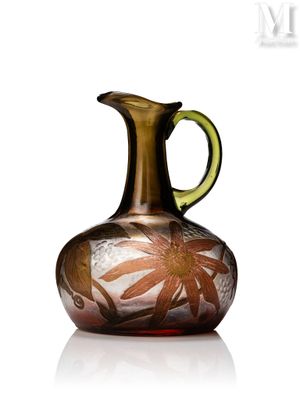 un vase en verre orné d'un motif marron et vert