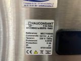 un gros plan d'un réfrigérateur en acier inoxydable sur lequel est collé un autocollant