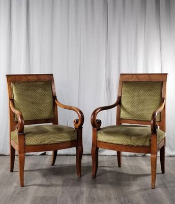 deux chaises assises l'une à côté de l'autre sur un plancher en bois