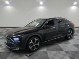 Une Toyota RAV noire de 2020 est garée sur un sol à damier