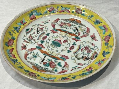 une assiette jaune et blanche ornée de motifs colorés