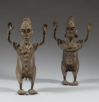 paire de figurines en bronze représentant un homme et une femme se tenant la main, les bras levés