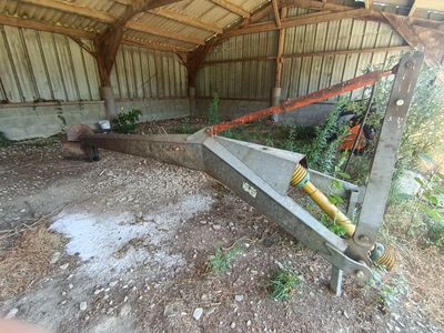 un ours qui se tient debout dans la terre près d'un bâtiment
