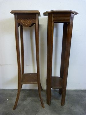 paire de tables d'appoint en bois avec une étagère de chaque côté