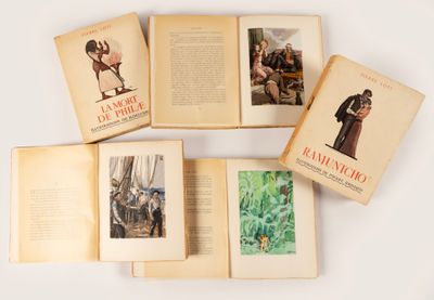 plusieurs livres ouverts, sur lesquels figurent des photos de personnes, posés sur une table