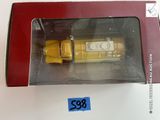 une boîte contenant un téléphone portable jaune