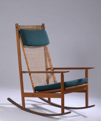 une image représentant un fauteuil à bascule sur lequel est posé un coussin bleu