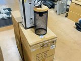 une pile de boîtes empilées les unes sur les autres